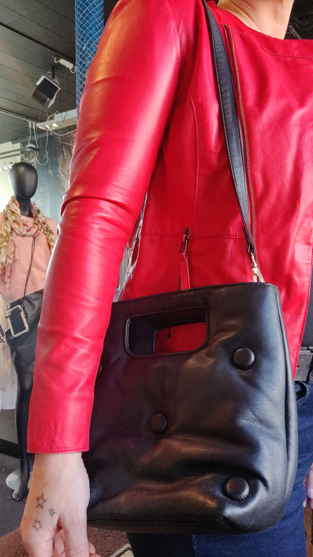 Sort crossbody taske i blødt skind med puf-detaljer