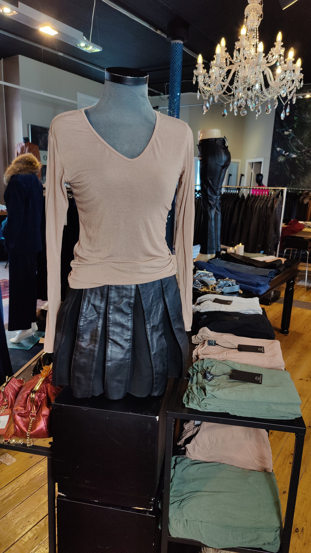 V-neck Basic Bluse, Beige, i Viscose Cashmere | Made by Andersen