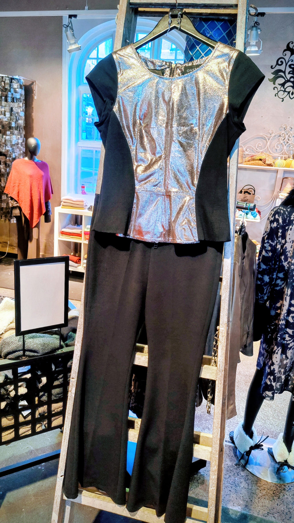 Elegant sort sæt med metallisk top – bukser(M) og top | Sæt til 500 kr.