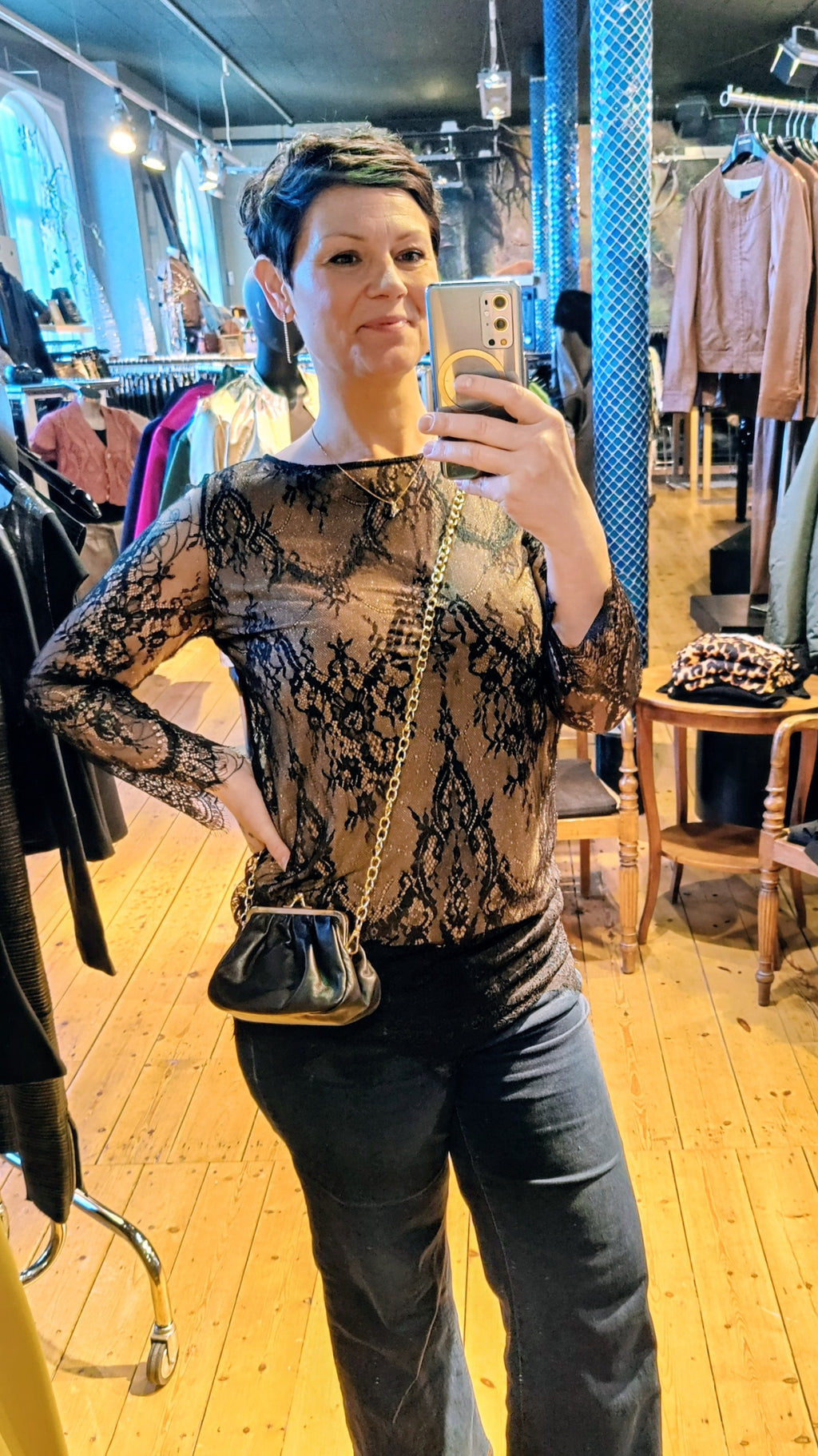 Elegant blondesæt med smykker og lammeskinds-clutch – komplet look til 500 kr.