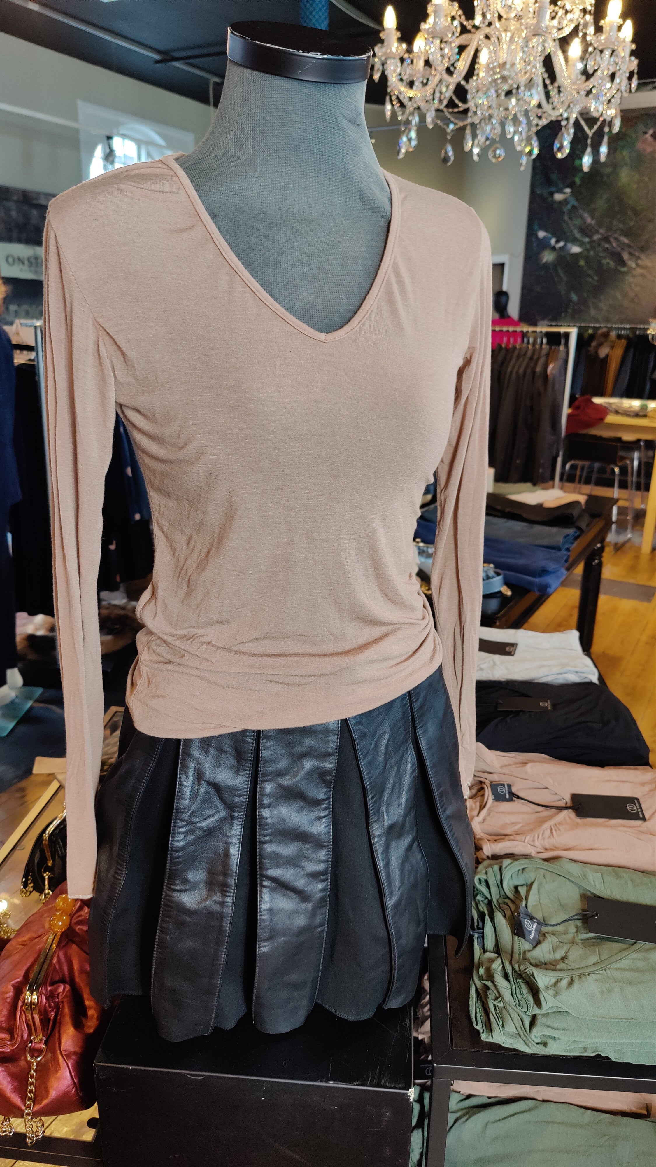 V-neck Basic Bluse, Beige, i Viscose Cashmere | Made by Andersen