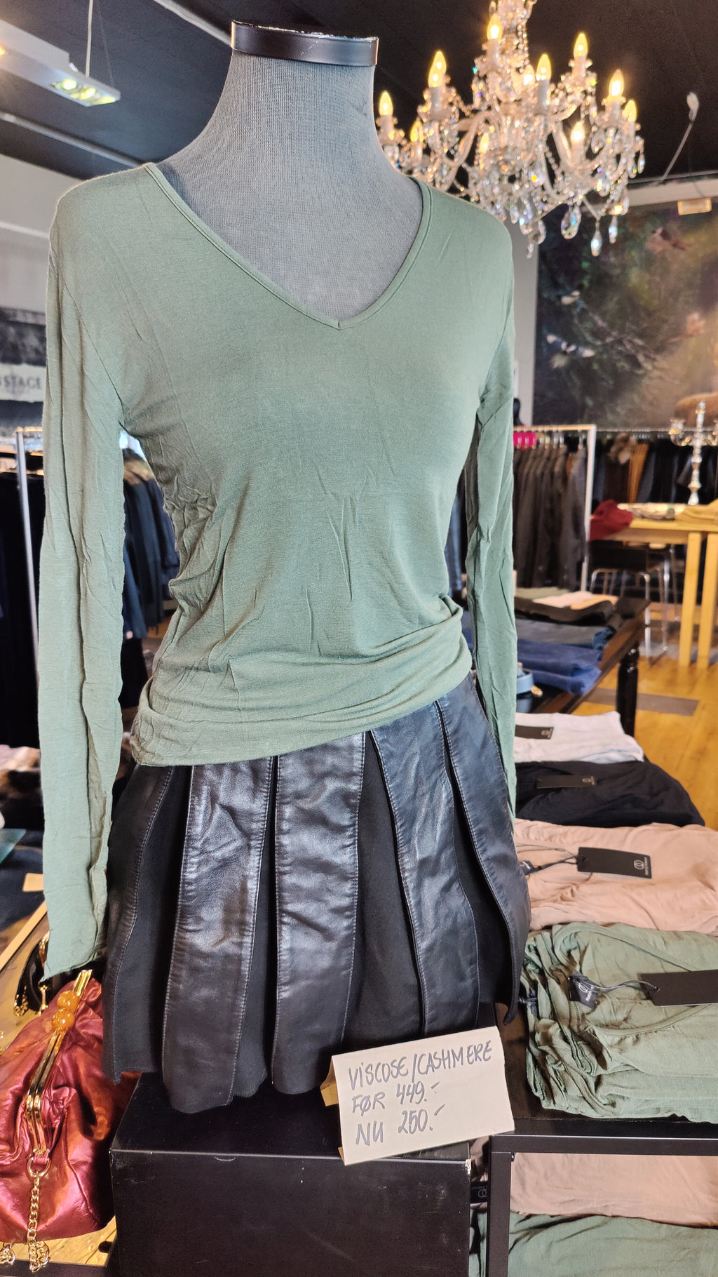 V-neck Basic Bluse, Army, i Viscose Cashmere | Made by Andersen