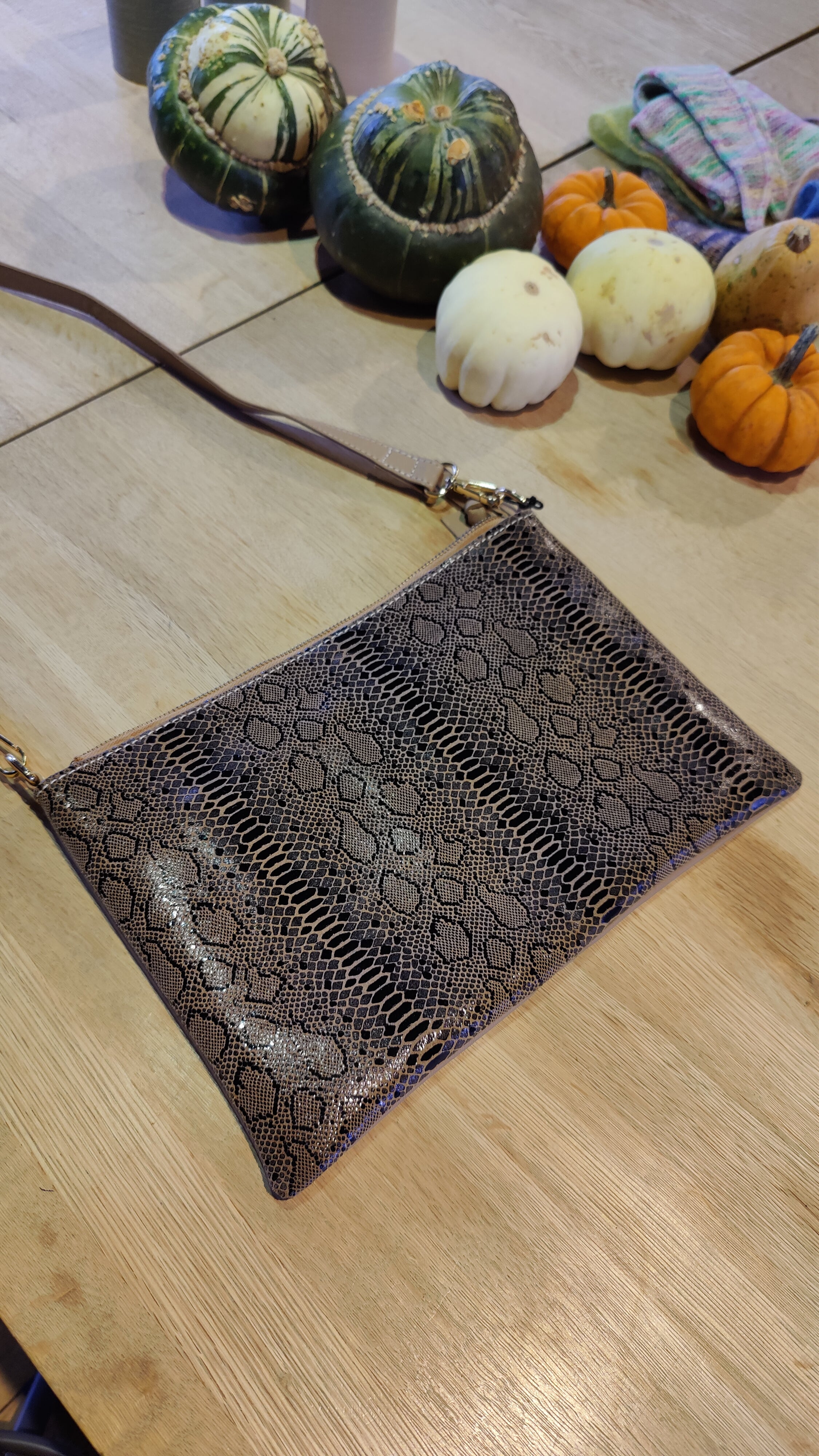 Skuldertaske i præget lammeskind – Snakeprint