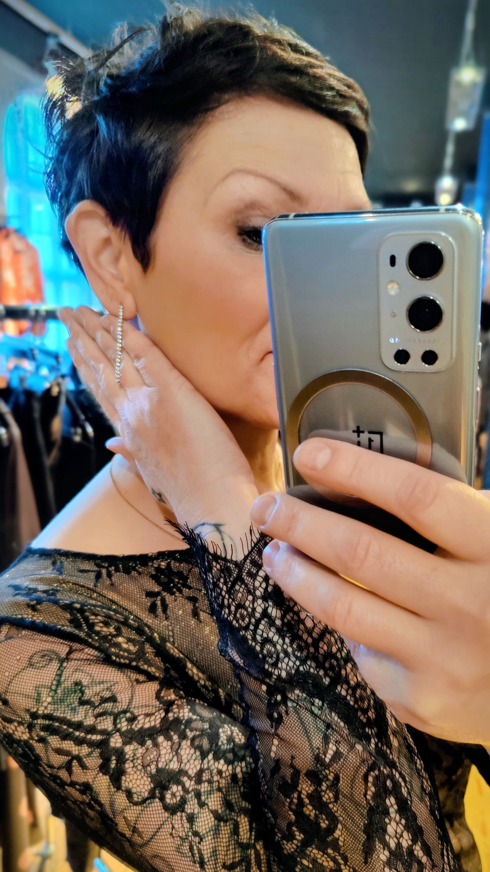 Elegant blondesæt med smykker og lammeskinds-clutch – komplet look til 500 kr.