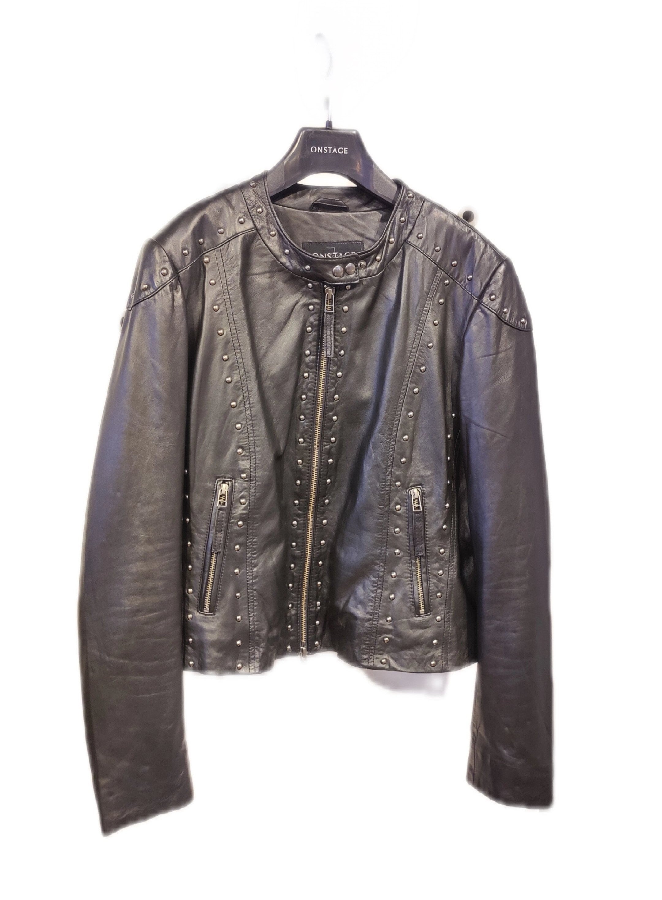 Skindjakke med nitter – Sort biker/statement jakke.